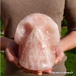 Crâne en quartz rose, long 15 cm, haut 11 cm. Pièce unique de 2,538 kilos