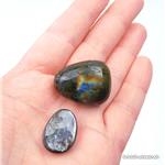 1 Labradorit und 1 gebohrter Boulder Opal. Einzellos. SONDERANGEBOT