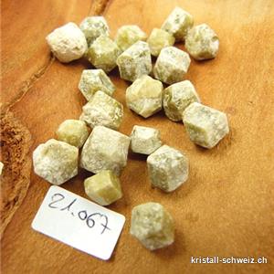 Granat Grossular -Andradit roh, 0,5-1 cm. 