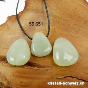 Jade Serpentin - China Jade - gebohrt mit Lederband zum binden