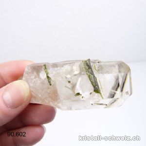 Bergkristall Spitze mit Epidot Einschlüssen 7,1 x 2,8 x 1,8 cm. Einzelstück 57 Gramm