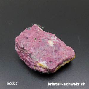 Rubin - Hornblende roh 6,5 x 4,5 x 2,8 cm. Einzelstück 196 Gramm