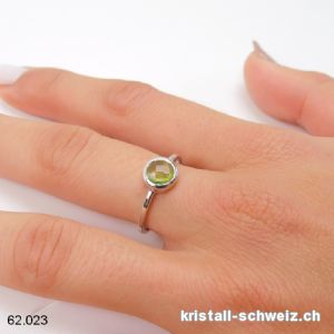 Ring Peridot hell facettiert aus 925 Silber. Gr. 54