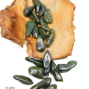 Nephrit Jade dunkelgrün 3 - 4 cm / 4 - 9 Gramm