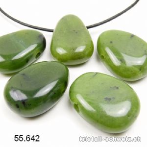 Jade Kanada 2,5 - 3 cm gebohrt mit Lederband