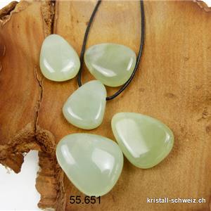 Jade Serpentin - China Jade - gebohrt mit Lederband zum binden