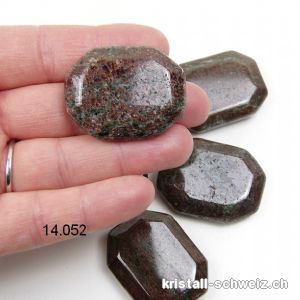 Granat Eklogit Antistress flacher Eckstein 3,5 - 4 x 3 cm