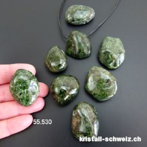 Chromdiopsid gebohrt mit Lederband zum binden. Gösse XL