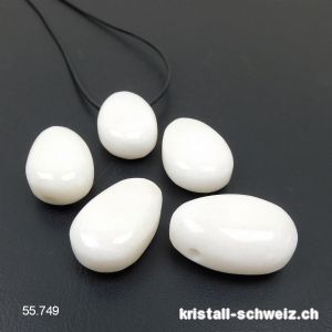 Jade weiss 3 cm gebohrt mit Lederband