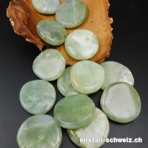 Jade Serpentin grün Linsenstein 4 bis 4,5 cm. Grösse XL