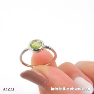 Ring Peridot hell facettiert aus 925 Silber. Gr. 54