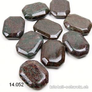 Granat Eklogit Antistress flacher Eckstein 3,5 - 4 x 3 cm
