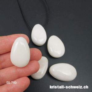 Jade weiss 3 cm gebohrt mit Lederband