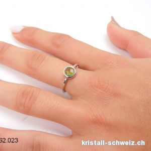 Ring Peridot hell facettiert aus 925 Silber. Gr. 54