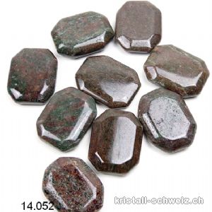 Granat Eklogit Antistress flacher Eckstein 3,5 - 4 x 3 cm