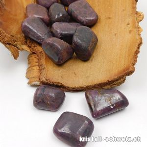 Rubin dunkel aus Indien  2 - 3 cm / 11 bis 15 Gramm. Grösse M