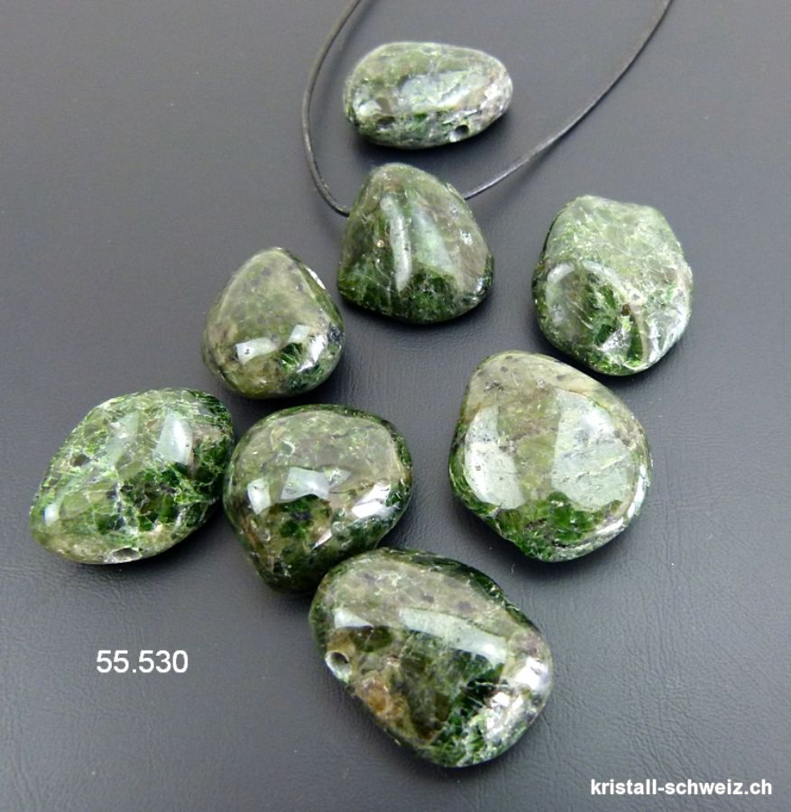 Chromdiopsid gebohrt mit Lederband zum binden. Gösse XL