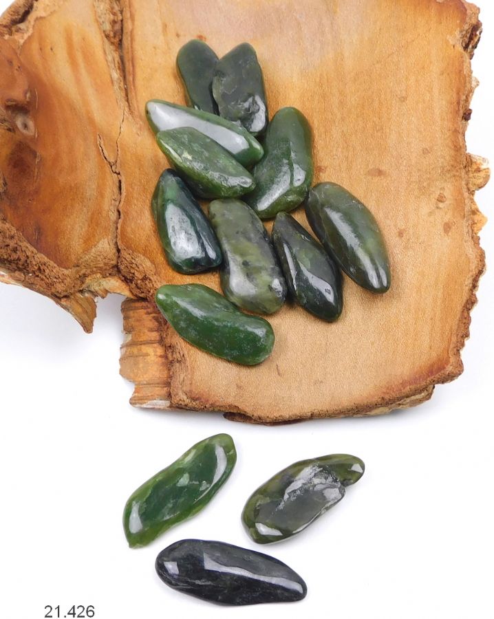 Nephrit Jade dunkelgrün 2,5 - 3 cm / 3 - 5 Gramm