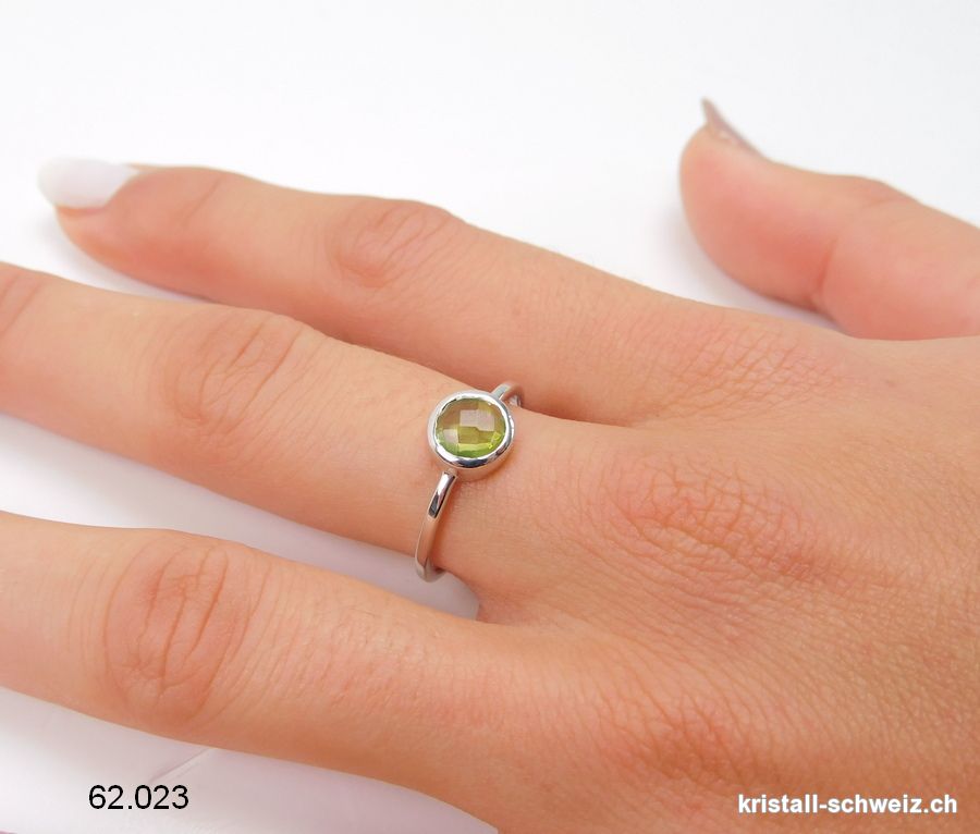 Ring Peridot hell facettiert aus 925 Silber. Gr. 54