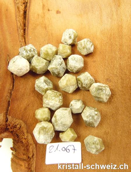 Granat Grossular -Andradit roh, 0,5-1 cm. 