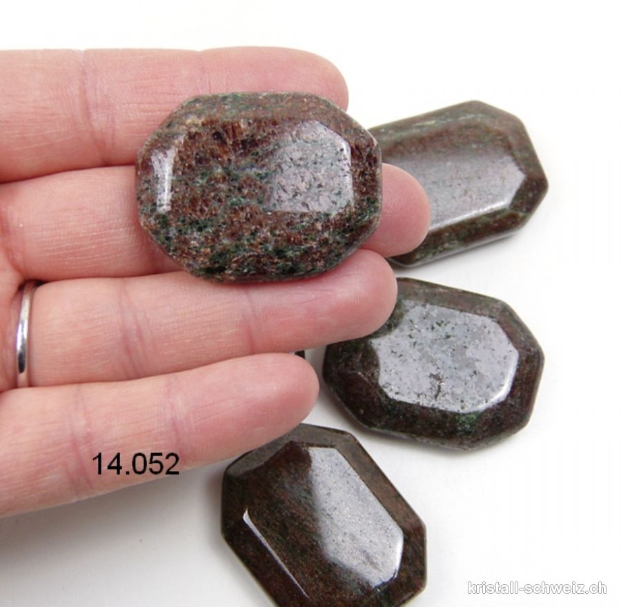 Granat Eklogit Antistress flacher Eckstein 3,5 - 4 x 3 cm
