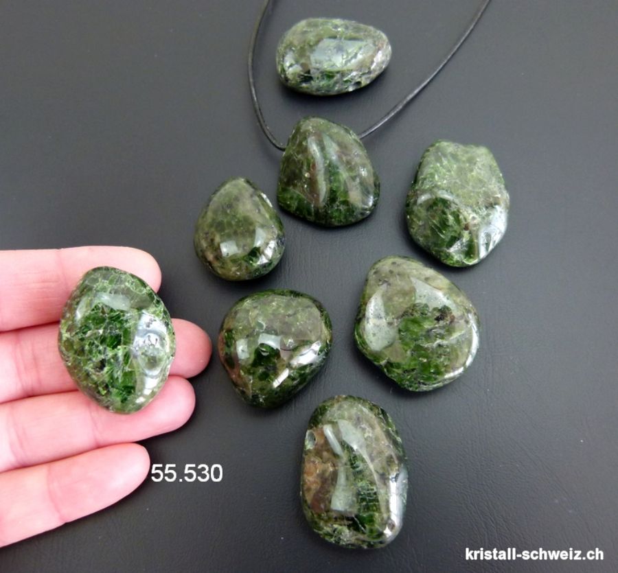 Chromdiopsid gebohrt mit Lederband zum binden. Gösse XL