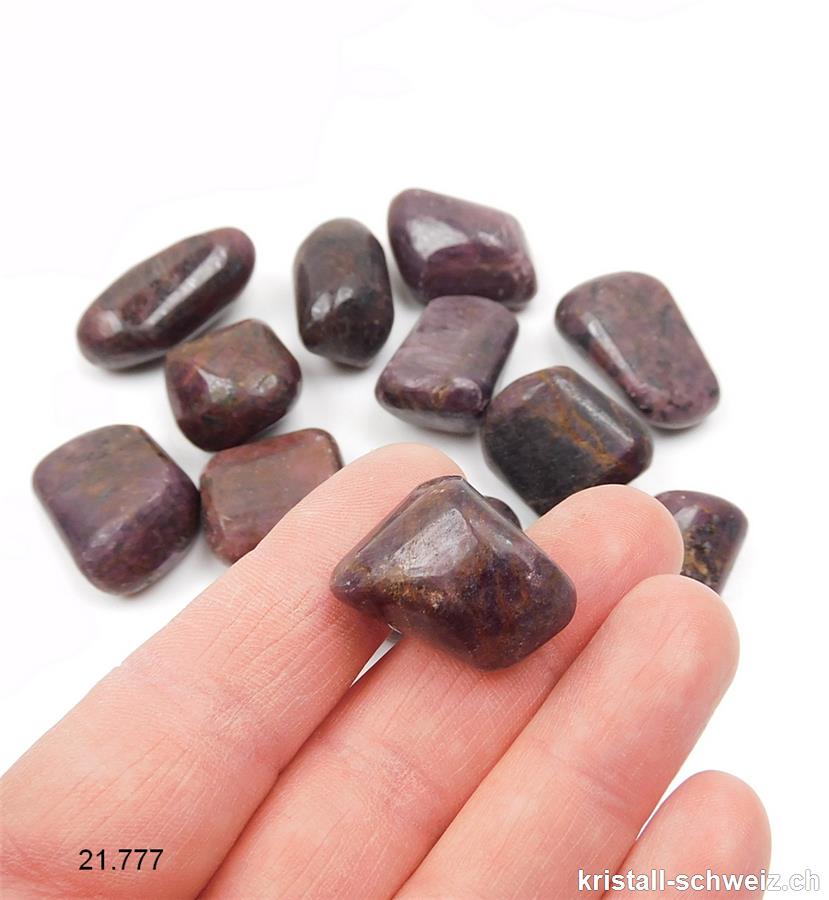 Rubin dunkel aus Indien  2 - 3 cm / 11 bis 15 Gramm. Grösse M