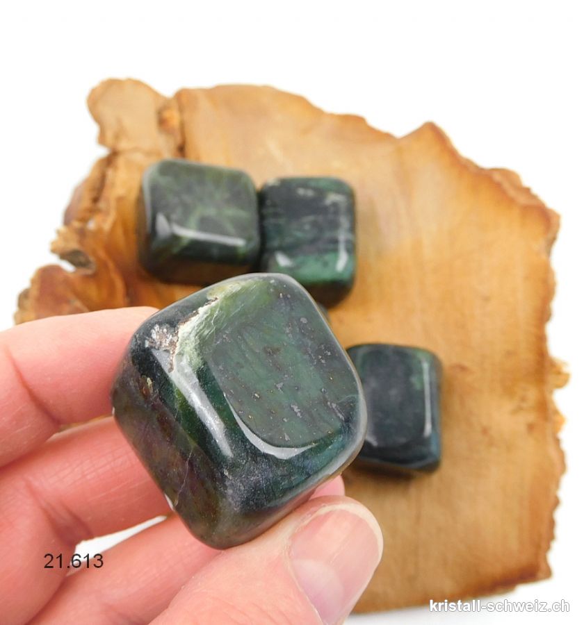 Nephrit Jade dunkelgrün ca 3 x 2,5 cm / 44 bis 48 Gramm. Gr. XL