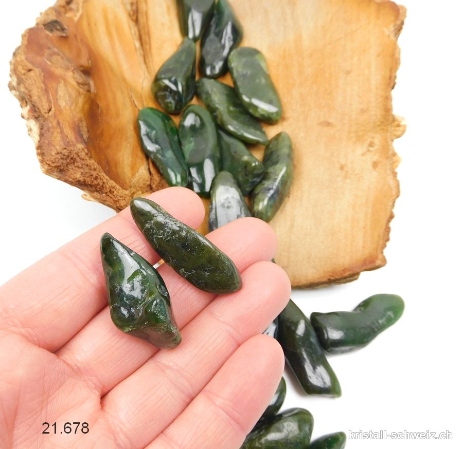 Nephrit Jade dunkelgrün 3 - 4 cm / 4 - 9 Gramm