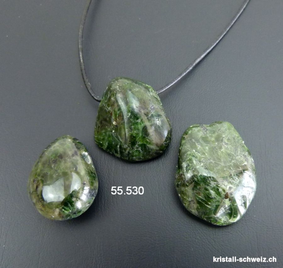 Chromdiopsid gebohrt mit Lederband zum binden. Gösse XL