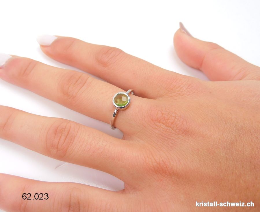 Ring Peridot hell facettiert aus 925 Silber. Gr. 54